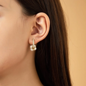 Boucles d'oreilles géométriques en zircone avec placage or et pendentif fleur de perles