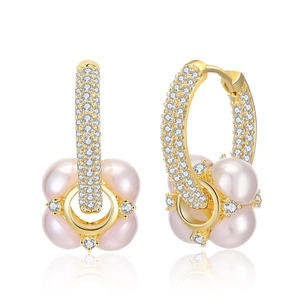 Créoles dorées serties de zircons avec pendentifs en forme de fleurs en perles roses