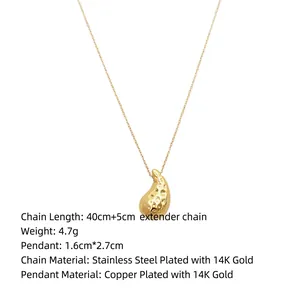 Détail d'un pendentif goutte plaqué or 14K avec texture martelée et dimensions