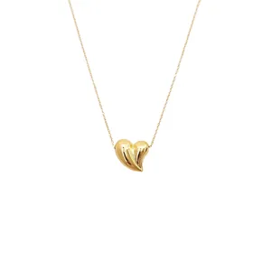 Détail d'un pendentif cœur plaqué or 14K avec une chaîne en acier inoxydable de 40cm