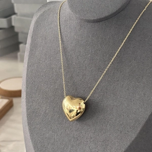 Collier avec pendentif cœur plaqué or poli et chaîne élégante en acier inoxydable doré