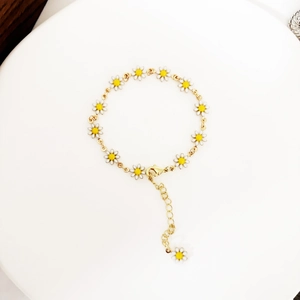 Detailansicht des 14K vergoldeten Gänseblümchen-Armbands mit Emaille-Blüten und Karabinerhaken