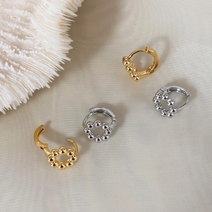 Mini orecchini a cerchio con perline geometriche in oro 18K e argento su tessuto