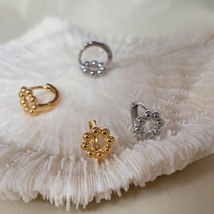 Mini Orecchini A Cerchio Huggie Con Perline Geometrici Rame Placcato Oro 18K Minimalisti Eleganti Accessori Moda Donna