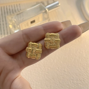 Luxurious gold-plated square earrings featuring a vintage woven texture and geometric design