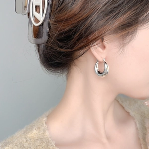 Polished chunky oval hoop earrings in 18K gold plated copper for a vintage minimalist look
