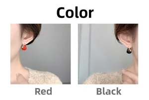 Vue détaillée des boucles d'oreilles en émail rouge et noir avec placage en or 18 carats
