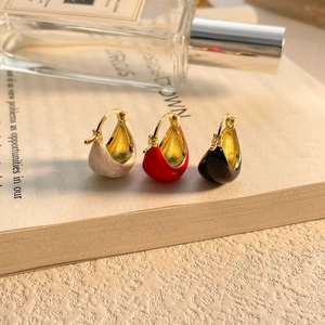 Boucles d'oreilles dorées en U avec émail coloré blanc, rouge et noir élégantes