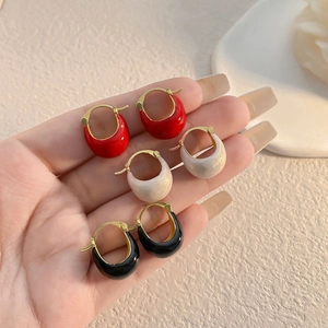 Boucles d'oreilles dorées en U avec émail coloré en rouge, blanc et noir chic