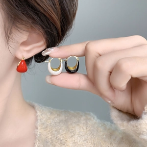 Élégantes boucles d'oreilles en émail en U et pendentifs rouges en laiton plaqué or 18K