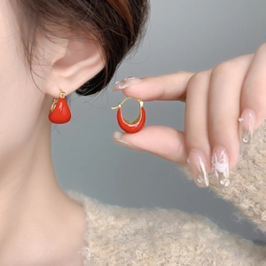Vue macro détaillée de boucles d'oreilles en émail rouge en forme de U plaquées or 18K