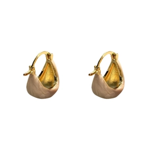 Détail de boucles d'oreilles en U plaquées or 18 carats avec émail beige élégant