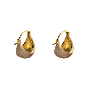Boucles d'oreilles luxe en forme de U plaquées or 18K avec émail et texture grainée