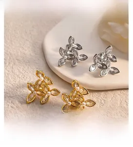 Détail de boucles d'oreilles fleurs avec strass marquise et micro perle en or et argent