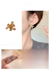 Détails de boucles d'oreilles fleur en zircon avec cristaux marquise et perle centrale