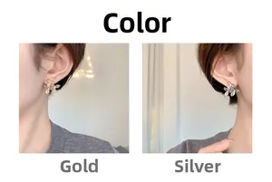 Gros plan de boucles d'oreilles fleurs étincelantes en or et argent sur un modèle