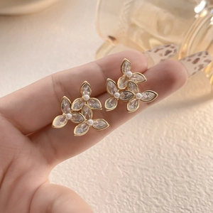 Boucles d'oreilles fleurs en argent 925 avec pétales en zircon et cœur de perle blanche