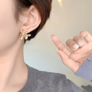 Boucles d'oreilles fleurs en argent 925 dorées avec cristaux et perles sur modèle