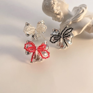 Elegante Perlen-Schmetterlingsohrringe in Rot, Weiß und Schwarz mit poliertem Silber-Finish