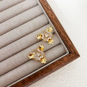 Détails des boucles d'oreilles plaquées or 18 carats avec zircones cubiques et motif floral