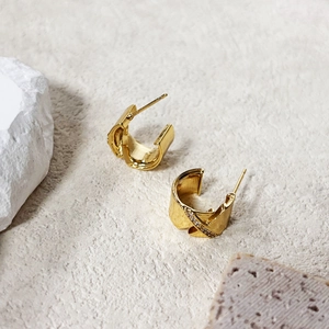 Boucles d'oreilles en forme de C plaquées or 18 carats avec détails en zircons