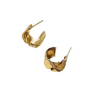 Boucles d'oreilles dorées en forme de C avec texture martelée et incrustation de zircons