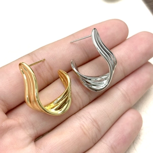 Abstract ruffled ribbon wavy hoop earrings in polished 18K gold and silver plating