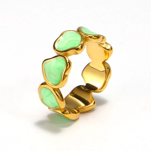 Anello placcato oro con cuori in smalto verde e venature marmoree dal design raffinato