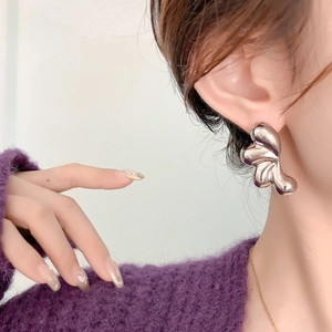Pendiente de gota de plata irregular con diseño de metal líquido para mujer