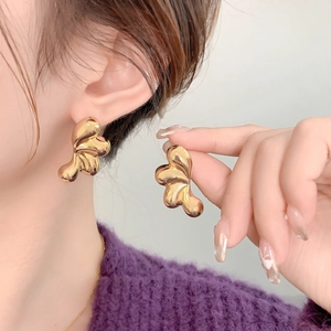 Detalle de pendientes de gota irregulares en diseño fundido con baño de oro de 18K