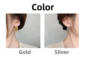 Vue détaillée des boucles d'oreilles à perles dorées et argentées avec franges élégantes