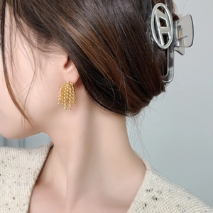 Boucles d'oreilles élégantes à pampilles dorées avec perles et design à franges stylé