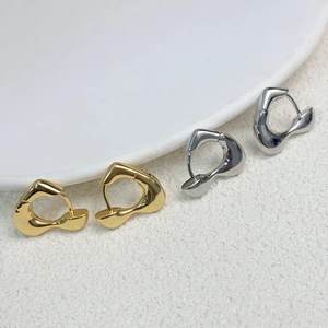 Détails de boucles d'oreilles cœur géométriques en finitions or et argent polies
