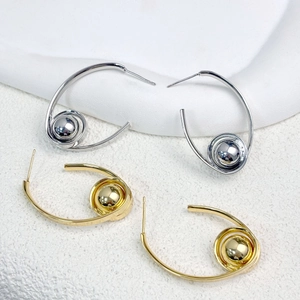 Minimalistische Spiral-Kugel-Ohrringe in Gold und Silber auf Stein-Display