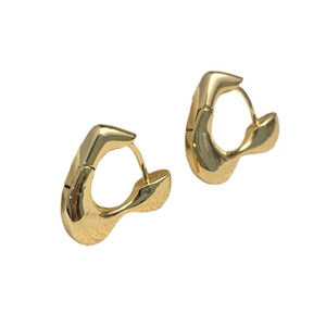 Boucles d'oreilles cœur plaquées or 18K minimalistes avec texture métal liquide