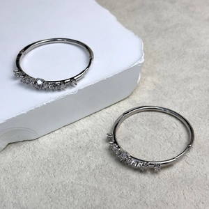 Orecchini a cerchio in argento con zirconi su piedistallo in pietra minimalista