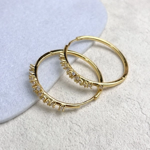 Eleganti orecchini a cerchio placcati oro 18 carati con intarsio in zirconia cubica