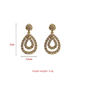 Dettaglio dimensioni orecchini a goccia dorati da 3cm con pavé di cristalli