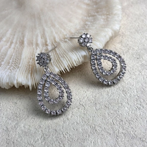 Orecchini pendenti a goccia placcati oro 18K con eleganti accenti floreali in cristallo