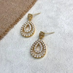 Dettaglio degli orecchini a forma di pera placcati oro 18K con pavé di zirconi bianchi