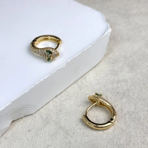 Détail des boucles d'oreilles serpent dorées 18K avec micro-pavage de zircons brillants