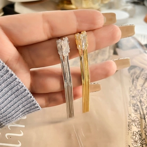 Boucles d'oreilles longues à pampilles avec cristaux rectangulaires dorés et argentés