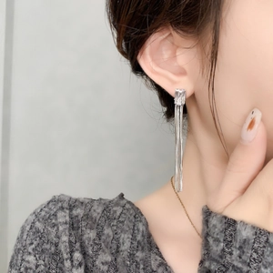 Boucles d'oreilles longues à pampilles avec zircon rectangulaire et chaînes serpent argent