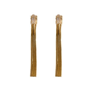 Boucles d'oreilles pendantes dorées avec pierres rectangulaires et fines chaînes de serpent