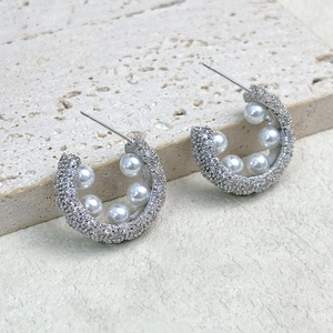 Fashionable 18K gold plated C-shaped hoop earrings with pearls and zircon stones