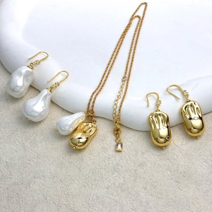 Ensemble de Bijoux Collier en Cuivre Plaqué Or avec Perle Baroque pour Femme Élégant Collier à Double Pendentif Chaîne Torsadée Boucles d'Oreilles