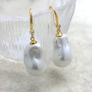 Élégantes boucles d'oreilles perles baroques avec crochets dorés et zircons brillants