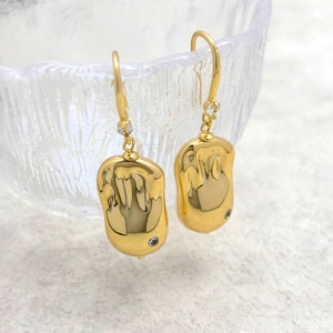 Boucles d'oreilles dorées martelées avec zircons sur bord en verre texturé