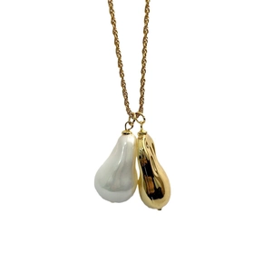Collier avec perle baroque et double pendentif goutte d'or sur une chaîne torsadée