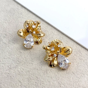 Elegant gold flower stud earrings with pear-shaped zircon and sparkling petal center